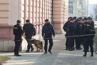 Policie evakuovala v Českém Těšíně 150 lidí: Kvůli podezřelým zavazadlům zavřeli hraniční přechod