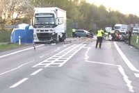 Smrtelná nehoda na Karlovarsku: Hořící vůz zablokoval tah na Prahu
