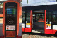 Revoluce v placení za jízdu MHD: V pražských tramvajích můžete koupit jízdenku platební kartou