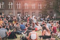 Technická ulice v Dejvicích se na zkoušku uzavřela: Studenti mají svůj kampus