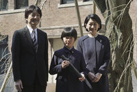 Na školní lavici japonského prince našli nůž. Je jediným vnukem končícího císaře