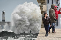 Bouře Hannah řádila v Británii a Irsku. Silný vítr vrátil na zem i letadlo