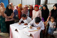 Kvůli volbám zemřelo 272 komisařů. Nepřežili supervolební den v Indonésii