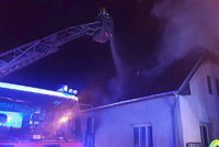 Požár vyhnal v noci z domu v Liberci 41 lidí! Manipulace s ohněm v jednu ráno?!