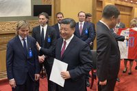 Čínský prezident ukázal Zemanovi fotku jabloně. U stolu byl i Jágr a miliardáři