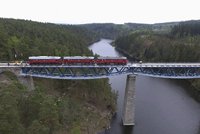 Rámusák unesl tři Sergeje: Přes most nad přehradou Hracholusky už zase pojedou vlaky