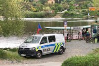 Vltava v Podbabě vydala mrtvé tělo: Ve vodě pobylo několik dní, po totožnosti se pátrá