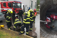 Do kanálu v Praze 6 spadli dva dělníci! Jednoho spláchla voda, pátrali po něm marně