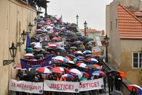 Demonstranty proti Babišovi a Benešové lákali na deštníky. „Máme jich 600“