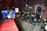 Nehoda v Karlíně: Vykolejila tramvaj, osobák to napálil čelně do domu
