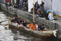 Po Vltavě se plavil starodávný člun z vydlabaného kmene. Bude součástí mezinárodní expedice