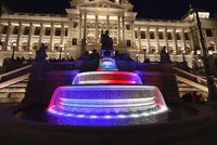 Rozsvícený Petřín, videomapping na Národním muzeu i fontána v barvách trikolory: Pražské památky vzdají hold štědrosti