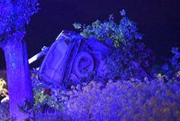 Tragédie u Prahy: Mladík vyletěl ze silnice a přerazil auto o strom, na místě zemřel