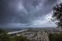 Statisíce lidí evakuují a turisty varují: Mohutný cyklon se řítí na Indii