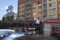 V bytě na jihu Prahy zemřela při požáru žena. Uvnitř se našel granát, probíhá evakuace