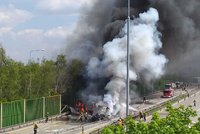 Smrtelná nehoda kamionu a vězeňského autobusu! Od Pražského okruhu se valil dým