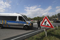 Smrtonosná srážka autobusu a osobáku v Karviné: Po nárazu začal automobil hořet!