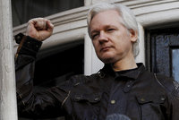Švédové na Assangea viněného ze znásilnění nedosáhnou. Zakladatel WikiLeaks zůstává v Británii