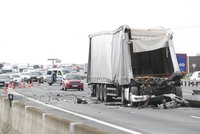 Nehoda na D1: Havárie kamionu zablokovala dálnici u Přerova v obou směrech