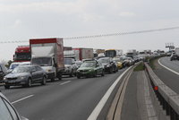 Vážná nehoda komplikuje provoz na D2 ve směru na Slovensko: Kamiony musí na objížďku