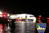 Boeing za silné bouřky nezvládl přistání. Se 143 lidmi skončil v řece na Floridě