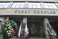Evropa slavila, Praha bojovala o svou existenci. U budovy Českého rozhlasu lidé uctili oběti Květnového povstání