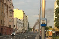 VIDEO: Pražští hasiči v akci: K večeru hořelo pod Libeňským mostem a v Hodkovičkách