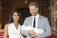 Meghan a Harry poprvé ukázali královské miminko! Prozradí i jméno?