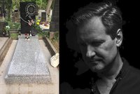 DJ Loutka (†51) má konečně hrob! Kamarádi se složili na zvláštní náhrobek