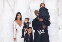 Rodina Kardashianových se opět rozrostla! Náhradní matka už porodila, hlásí Kim