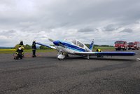 V Příbrami nouzově přistálo letadlo: Stroj měl poškozený podvozek