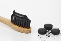 Populární zubní pasty s uhlím škodí, varují lékaři. Mohou vést i k rakovině