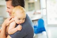 Otcovská se prodlouží na dva týdny. Poslanci kývli i na změnu ošetřovatelského volna