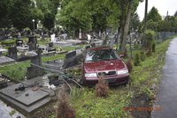 Vrať se do hrobu?! Řidička skončila se škodovkou na hřbitově