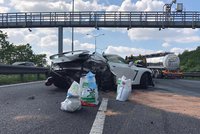 Na dálnici D1 před Prahou bourala dvě luxusní auta. Jedno z nich stavělo kvůli poruše