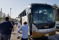 Krveprolití v Egyptě: Při útoku na autobus kousek od pyramid až 17 zraněných