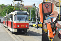 Mimo provoz! Bezkontaktní terminály v pražských tramvajích vypovídají službu, vyrábí tak černé pasažéry