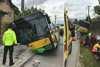 Autobus s dětmi se srazil s autem plným dřeva: Desítky zraněných, na vině je prý řidič