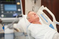 Pražské nemocnice bojují s vedrem: Chladí pacienty, operační sály i léky