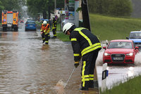 Němce trápí prudké deště. Ulice jsou pod vodou, spadla i střecha porodního sálu