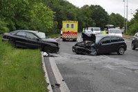 Na severu Prahy bouraly dva vozy. Jeden z řidičů odnesl kolizi zraněním hlavy a páteře