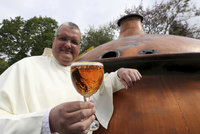 Mniši po 220 letech „vzkřísili“ středověké pivo. Díky knize z 12. století