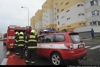 Zásah hasičů v Horních Měcholupech: Při požáru se nadýchaly dvě osoby, čtyři psi skončili u veterináře