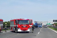 D1 u Průhonic zablokovala nehoda: Pro zraněného letěl vrtulník, na Brno se jezdí jedním pruhem