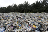 „Lhali nám.“ Tuny plastů ze supermarketů končí v džungli, i odpad z Tesca