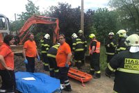 Neštěstí u Prahy: Dělníka zavalila hlína, vážně se zranil. Vrtulník ho přepravil do nemocnice