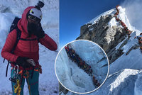 Na Everestu se lidé strkají, aby měli lepší fotku. „Vypadá to tam jak v zoo!“ říká horolezec