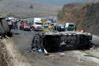 Autobus na dálnici prorazil svodidla: Po srážce s náklaďákem je 36 mrtvých