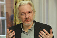 Assange dramaticky zhubl. Zakladatel WikiLeaks skončil ve vězeňské nemocnici