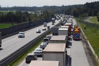 Zavřená D1! U Prahy se srazila čtyři auta, dálnice je ve směru na hlavní město neprůjezdná
